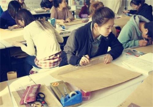 秦皇島東方服裝學(xué)校正規(guī)嗎？有什么教學(xué)方式？
