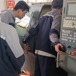 數(shù)控專業(yè)學(xué)生熟練使用數(shù)控車(chē)床